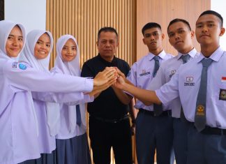 Elzadaswarman Terima Kunjungan 6 Calon Paskibraka Payakumbuh di Ruang Kerja