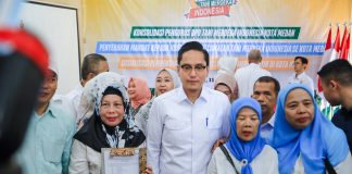 Jalankan Program Urban Farming, Rico Waas Serahkan Mandat Kepada Koordinator Kecamatan Tani Merdeka Indonesia