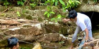 Susahnya Air Bersih, Bhabinkamtibmas Batu Belubang Ajak Pemuda Gotong Royong Bantu Warga