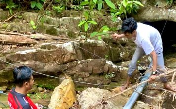Susahnya Air Bersih, Bhabinkamtibmas Batu Belubang Ajak Pemuda Gotong Royong Bantu Warga