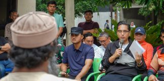 Usai Pimpin Gotong Royong, Rico Waas Serap Aspirasi Warga di Pinggir Sungai Sei Putih