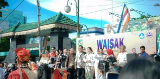 Hadiri Peringatan Waisak 2025, Rico Waas Lepas Pawai Mobil Hias
