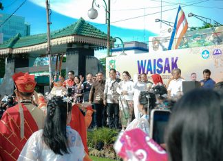 Hadiri Peringatan Waisak 2025, Rico Waas Lepas Pawai Mobil Hias