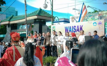 Hadiri Peringatan Waisak 2025, Rico Waas Lepas Pawai Mobil Hias