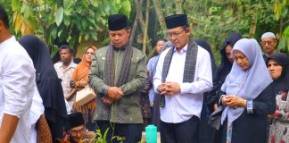 Wali Kota Zulmaeta Antarkan Jenazah Guru Semasa SD ke Tempat Peristirahatan Terakhir