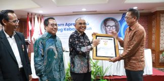 Bupati Simalungun Anton Achmad Saragih Terima Anugerah Sahabat Pers dari SMSI Pusat