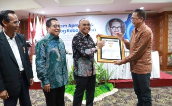 Bupati Simalungun Anton Achmad Saragih Terima Anugerah Sahabat Pers dari SMSI Pusat