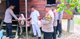 Jum’at Berkah, Kapolsek Peureulak Serahkan Bantuan Kepada Lansia