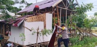 Personel Polsek Ranto Peureulak Bantu Tangani Rumah Warga yang Tertimpa Pohon