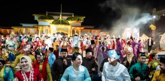 Tutup Gelar Melayu Serumpun, Rico Waas Menari Melayu Bersama Seluruh Pengisi Acara dan Pengunjung