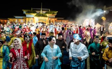 Tutup Gelar Melayu Serumpun, Rico Waas Menari Melayu Bersama Seluruh Pengisi Acara dan Pengunjung