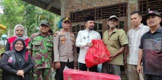 Bupati Al Farlaky Serahkan Bantuan untuk Korban Angin Kencang