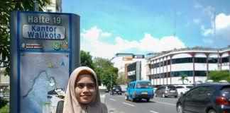 Ketika Pelajar dan Pegawai Naik Bus Listrik Medan