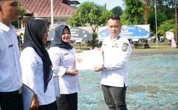 Serahkan SK PPPK Tahap I di Lingga, Nizar : “Nikmatilah Pekerjaanmu, Tak Semua Orang Mendapat Kesempatan Ini”