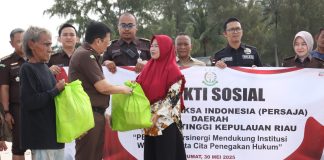 Kajati Kepri dan PERSAJA Daerah Kepri Bakti Sosial dan Berkunjung ke 2 Mercusuar di Pulau Terkulai dan Pulau Tunjuk