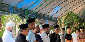 Bupati Al-Farlaky Hadiri Pemakaman Tokoh Masyarakat Simpang Ulim