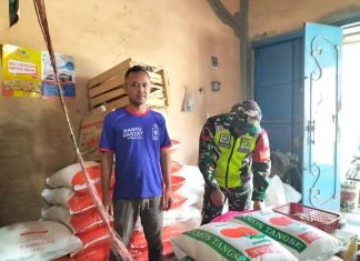 Pastikan Harga dan Ketersediaan Sembako, Babinsa Komsos dengan Pedagang