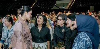 Kahiyang Ayu Kenalkan Warisan Budaya Sumut di Ajang Indonesia Fashion Week 2025