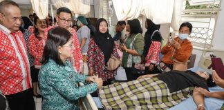 Ketua TP PKK Kota Pematangsiantar Ny Liswati Wesly Silalahi Meninjau pelayanan KB MOW di RSUD dr Djasamen Saragih