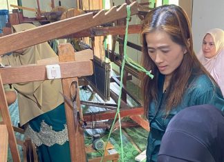 Rumah Tenun Mak Eteh, Simbol Cinta Budaya di Ujung Negeri Anambas