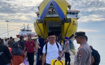 Polsek Bunguran Timur Monitoring Kedatangan KMP Bahtera Nusantara 01 di Pelabuhan Penagi