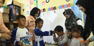 Ketua Pengurus Cabang Yasarini Lanud RSA Kembali Berbagi, Anak-anak Desa Pengadah Natuna Dapat Bantuan Buku dan Alat Tulis