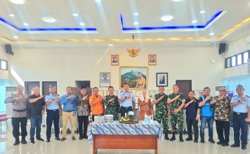 Ulang Tahun Komandan Lanud RSA, Bupati Natuna dan Personel Lanud Kompak Beri Kejutan