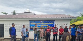 Berbagi dan Peduli, Komandan Lanud RSA Natuna Serahkan Hewan Kurban