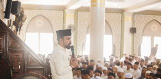 Bupati Al-Farlaky Laksanakan Shalat Idul Adha di Masjid Agung Darussalihin Idi