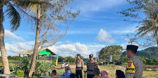 Libur Idul Adha, Polsek Serasan Lakukan Pengamanan Humanis di Objek Wisata Pantai Sisi