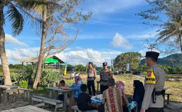 Libur Idul Adha, Polsek Serasan Lakukan Pengamanan Humanis di Objek Wisata Pantai Sisi