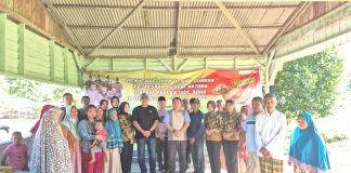 Kejari Natuna Bagikan Daging Kurban Kepelosok Desa