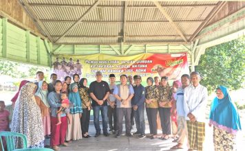 Kejari Natuna Bagikan Daging Kurban Kepelosok Desa