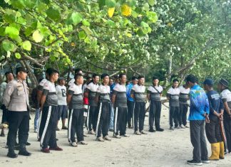 Polsek Daik Lingga Bersihkan Pantai Pasir Panjang, Wujudkan Bhayangkara Peduli Lingkungan