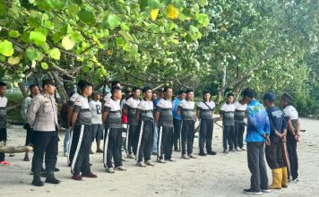 Polsek Daik Lingga Bersihkan Pantai Pasir Panjang, Wujudkan Bhayangkara Peduli Lingkungan