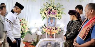 Bupati Simalungun Melayat ke Rumah Duka atas meninggalnya Camat Pematang Silimahuta “Sosok Ketokohan Almarhum Bisa Menjadi Contoh Bagi Anak-anaknya