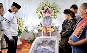 Bupati Simalungun Melayat ke Rumah Duka atas meninggalnya Camat Pematang Silimahuta “Sosok Ketokohan Almarhum Bisa Menjadi Contoh Bagi Anak-anaknya