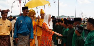 Hangatnya Sambutan Warga Serasan untuk Bupati Cen Sui Lan di Yacht Rally Sail to Natuna 2025