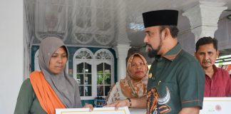 Bupati Iskandar Al-Farlaky Serahkan Bantuan Untuk Korban Angin Kencang