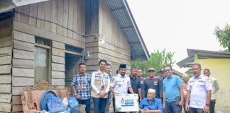 Bupati Al-Farlaky Kembali Salurkan Pemasangan Listrik Gratis