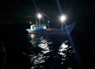 Tim SAR Evakuasi Pompong Nelayan Rusak di Perairan Pulau Laut Natuna