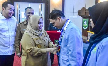 Sambut Kedatangan Mahasiswa Kukerta UNRI, Bupati Kasmarni Ajak Berkontribusi dalam Pembangunan Daerah