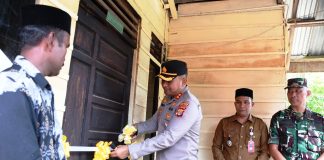 Peringati Hari Bhayangkara Ke-79, Polres Aceh Timur Serahkan Bantuan Rumah Rehab Warga Peudawa