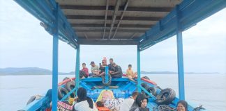 Warga Desa Nyamuk Menuju Tarempa, Kapal Kayu Jadi Ruang Silaturahmi di Tengah Laut