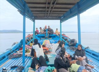 Warga Desa Nyamuk Menuju Tarempa, Kapal Kayu Jadi Ruang Silaturahmi di Tengah Laut