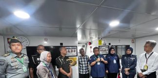 KJRI Johor Bahru Pasang Papan Informasi KSATRIA di Kapal Feri Penumpang Jalur Johor – Indonesia