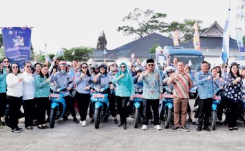Demi Kenyamanan Masyarakat, Bupati Simalungun Bersama Wakil Bupati Gotong Royong Bersihkan Jalan Lintas Raya – Silou Kahean
