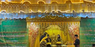 Hadiri Penabalan Datuk Seri Setia Amanah Gubri Abdul Wahid, Bupati Kasmarni Ucapkan Selamat dan Tahniah