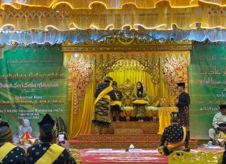 Hadiri Penabalan Datuk Seri Setia Amanah Gubri Abdul Wahid, Bupati Kasmarni Ucapkan Selamat dan Tahniah