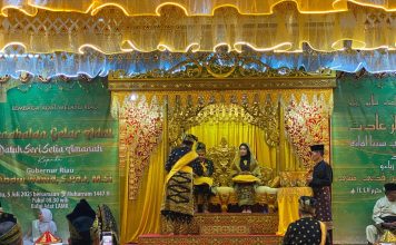 Hadiri Penabalan Datuk Seri Setia Amanah Gubri Abdul Wahid, Bupati Kasmarni Ucapkan Selamat dan Tahniah